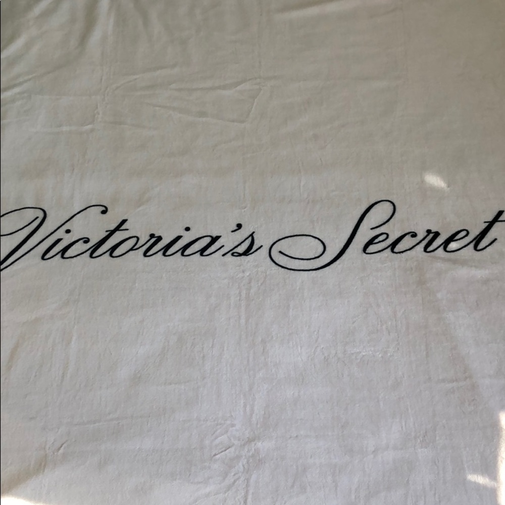 🆕 Victoria’s Secret Plush Throw - Picture 2 of 5